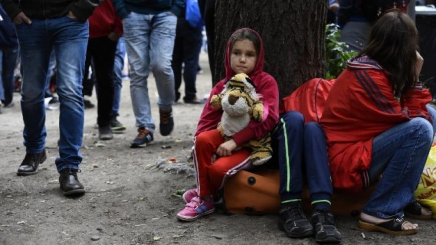 15 év börtönre ítélték a gyerekeit ablakon kidobó szír migránst