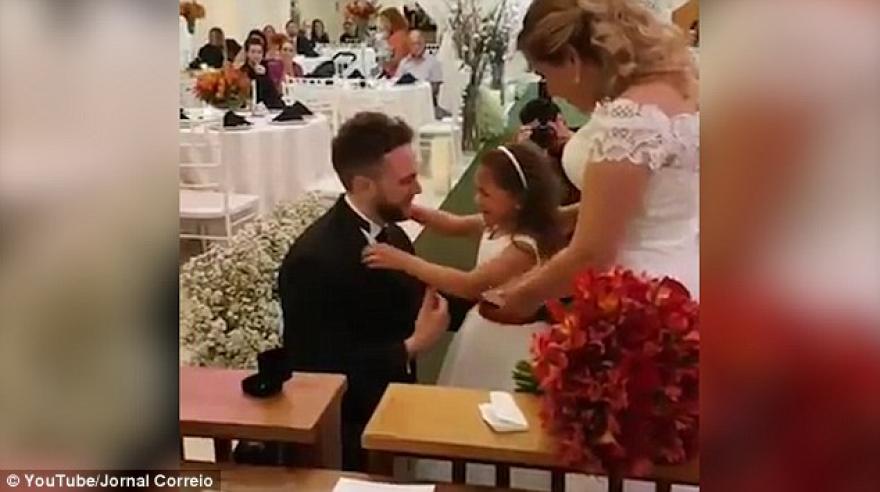 Megható dolgot tett szerelme kislányával a férfi a saját esküvőjén