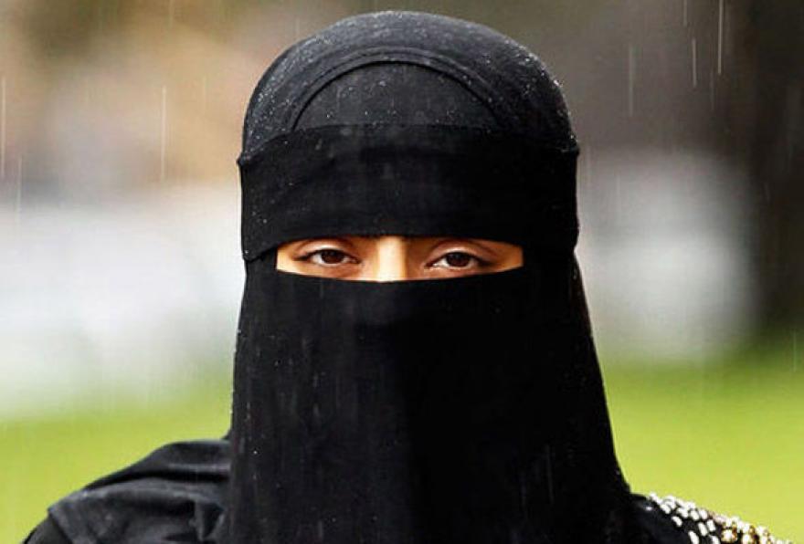 Muszlim nőnek vissza kell térnie az őt megerőszakoló férjéhez a saría bíróság szerint