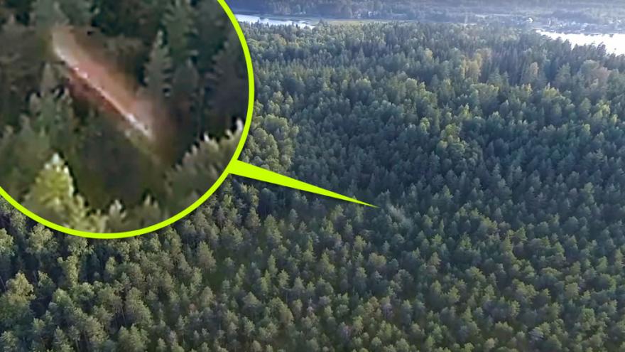 Drónkamera kapta lencsevégre a száguldó ufót az orosz tajga felett