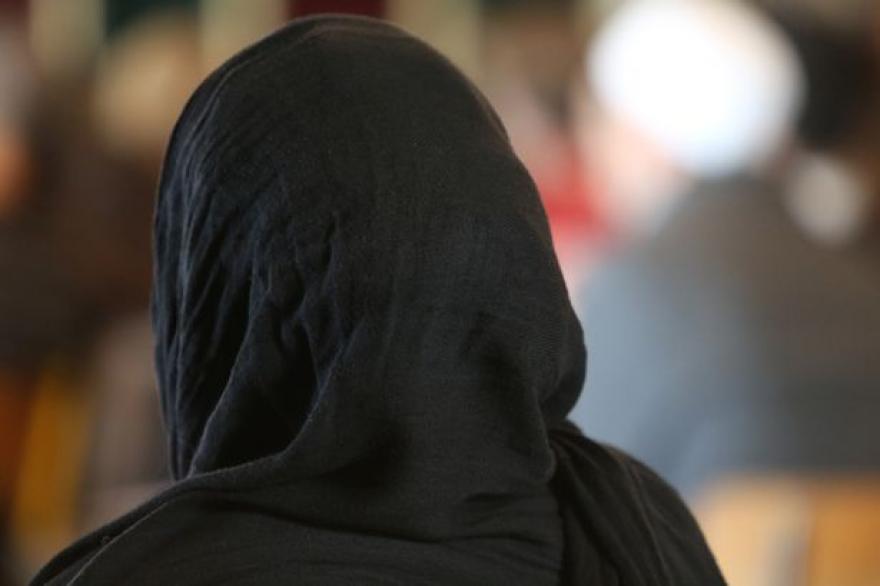 Muszlim tinibanda verte össze egy 15 éves lányt, aki levette a hidzsábot – videó
