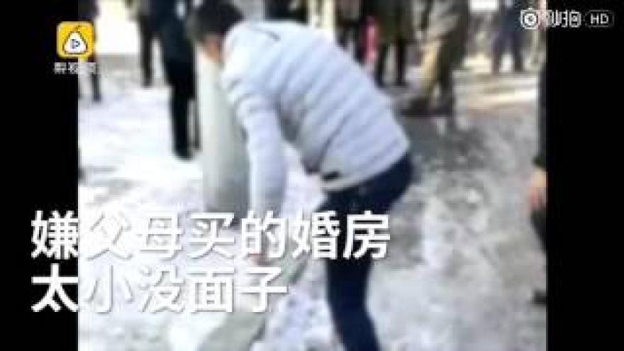 Saját szüleire támadt rá az utcán a hálátlan kínai férfi - videó