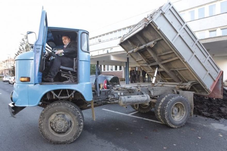 Egy IFA 3 köbméter ganét borított a kaposvári kormányhivatal elé
