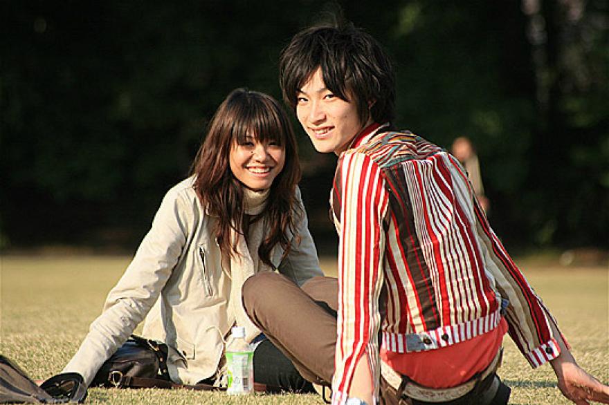 A japánok feladták a randizást, barátokkal házasodnak