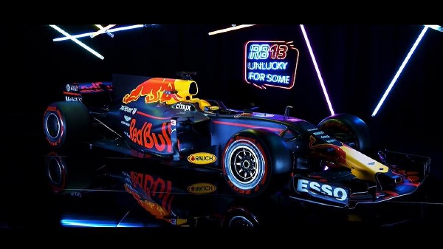 Matt festéssel támad a Red Bull RB13-as