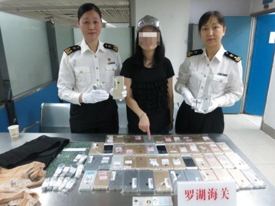 102 iPhone-t így akart átcsempészni a határon a kínai nő – fotó