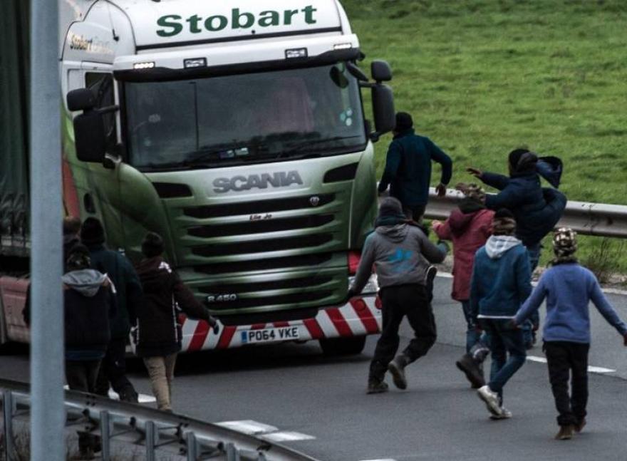 Migránshorda támadt rá téglákkal egy kamionosra Calais-nál
