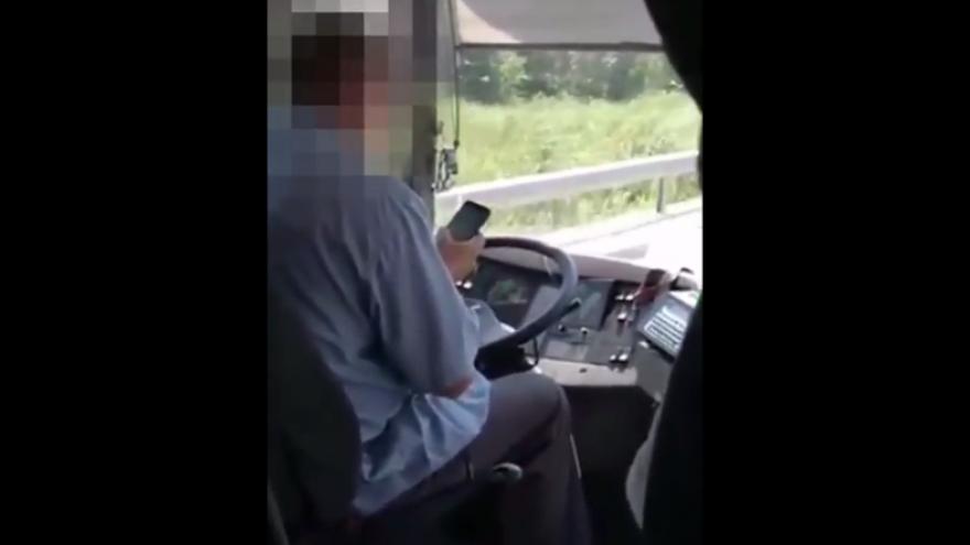 Végig nyomkodta az okos telefonját a buszsofőr vezetés közben – videó