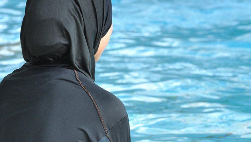 Muszlim nő perelte be Salzburg városát, mert nem viselhet burkinit