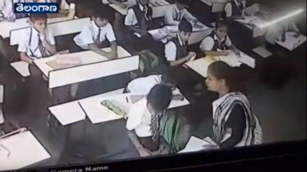 Durván megbüntette a tanár a diákot, aki nem reagált a nevére – videó