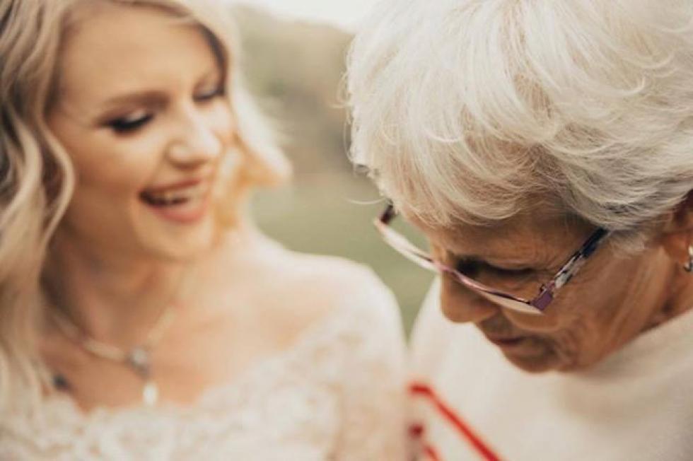 Sírva fakadt a nagymama, mikor meglátta unokája menyasszonyi ruháját