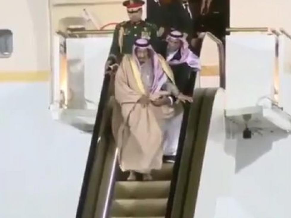 Kínos: meghibásodott arany mozgólépcsője a szaúdi király alatt - videó