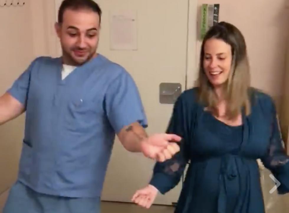 Orvosával együtt táncolt a vajúdó kismama, hogy beinduljon a szülés – videó