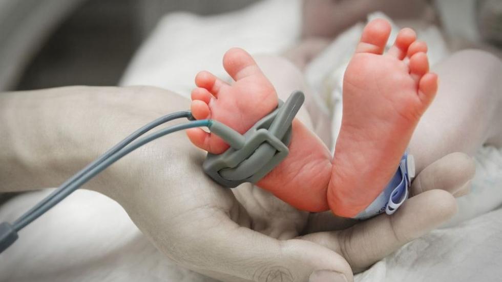 Szívszorító: először ölelte magához apró koraszülött babáját az anyuka – videó