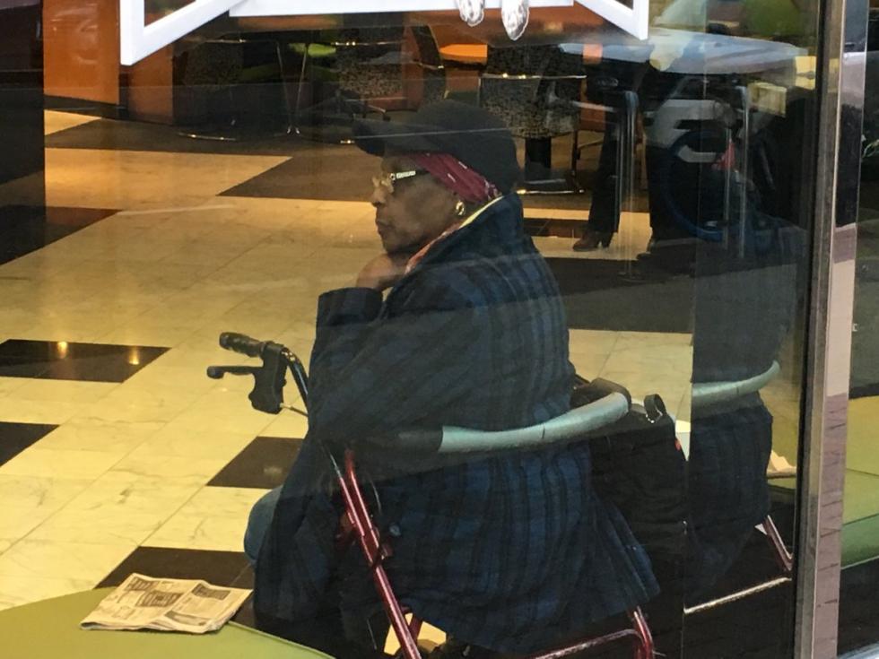 Járókerettel és fegyverrel ment bankot rabolni a 86 éves néni