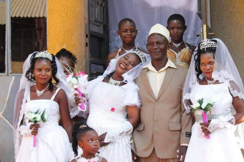 Három nőt vett feleségül egyszerre az ugandai muszlim férfi – videó