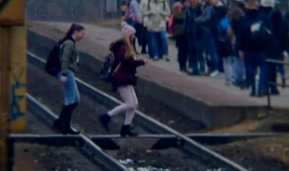 Majdnem elgázolta a közeledő vonat a figyelmetlen lányokat Pesterzsébeten
