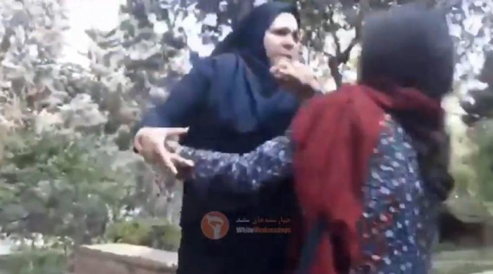 Női saría rendőrök bántalmaztak egy lányt, mert nem jól viselte a hidzsábot – videó