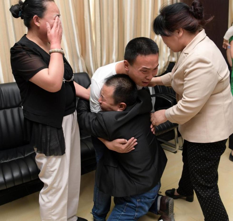 24 év után kapták vissza eltűnt fiukat a kínai szülők - fotó
