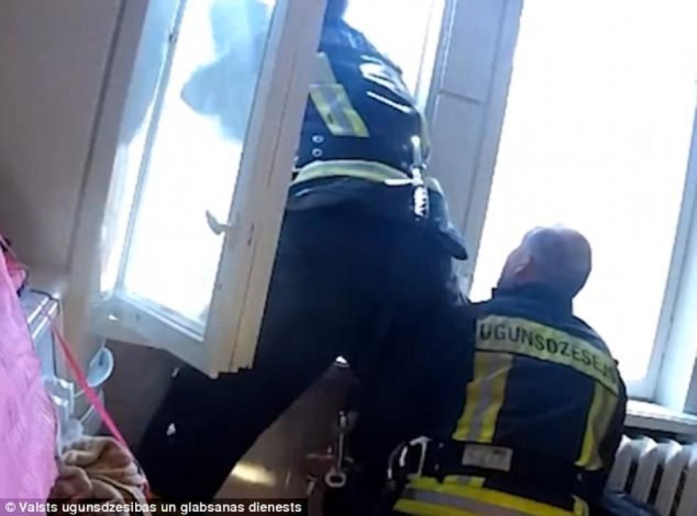 Zuhanó öngyilkos jelöltet kapott el az ablakon kihajoló tűzoltó - videó