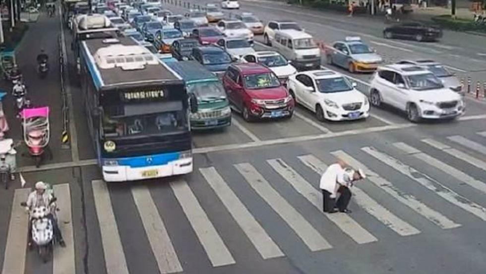 Sztár lett a kínai rendőr, aki a hátán vitte át az idős bácsit a zebrán