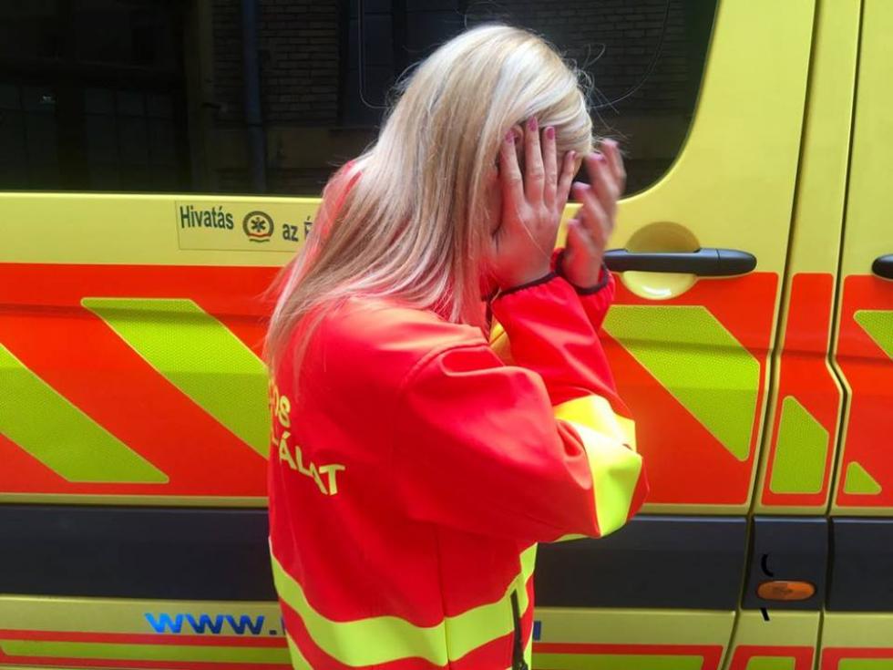 Felpofozta a segítségére siető mentősnőt egy részeg lány