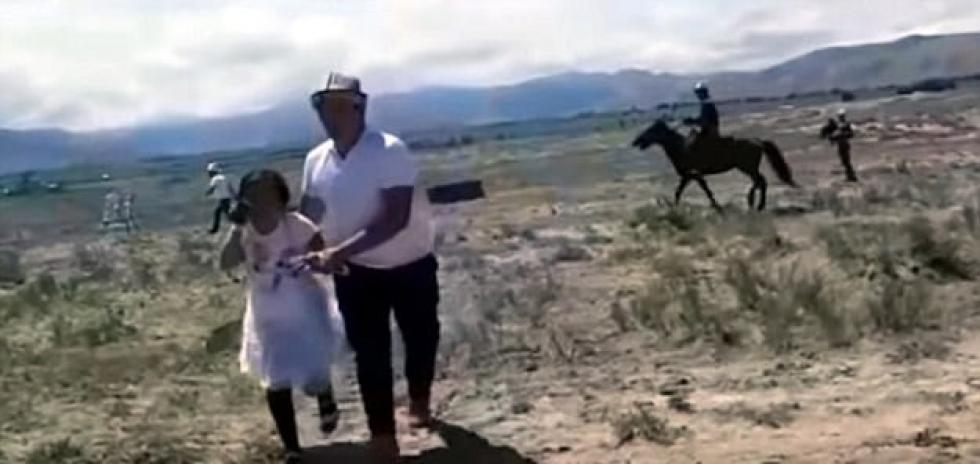 Sas támadt rá a 8 éves kirgiz kislányra a madárbemutatón – videó