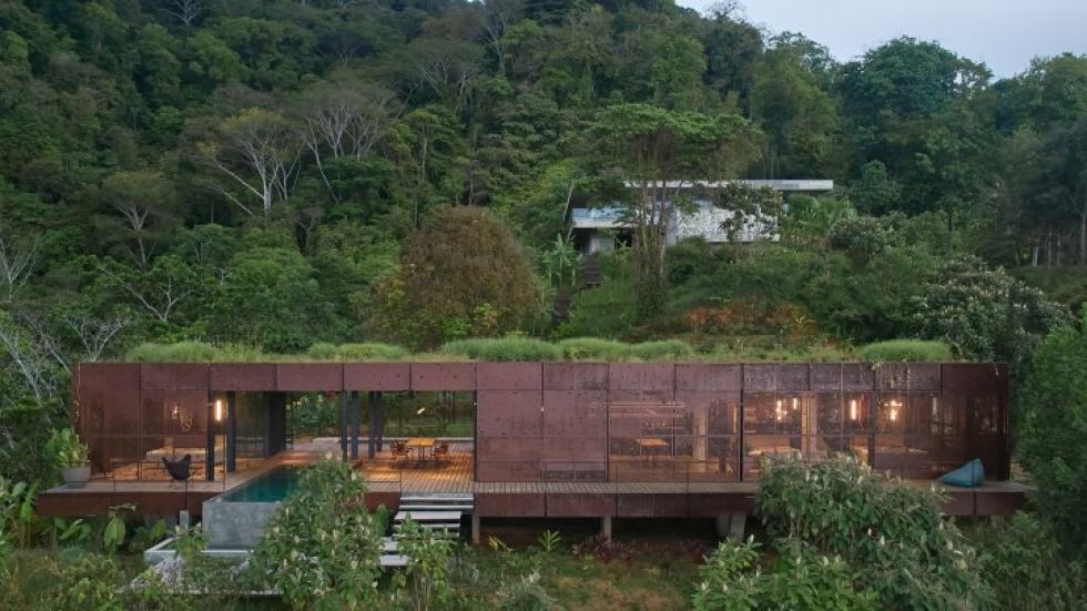 Zöld tető és természetes fa burkolat olvasztja be az Atelier Villát a Costa Rica-i dzsungelbe