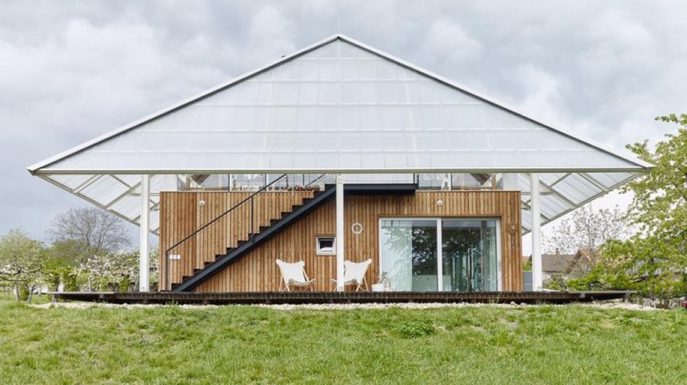 Cseh otthon egy tető alakú második emeleti üvegházzal
