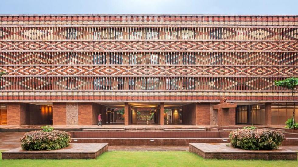 A Studio Lotus bonyolult mintázatú téglahomlokzatot épített az indiai kormányépület számára