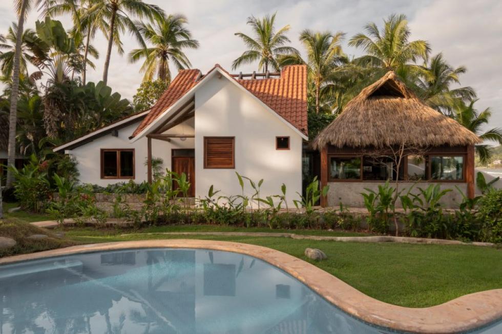 A modern és a hagyományos építészet kombinációja jellemzi a tengerparti családi házat