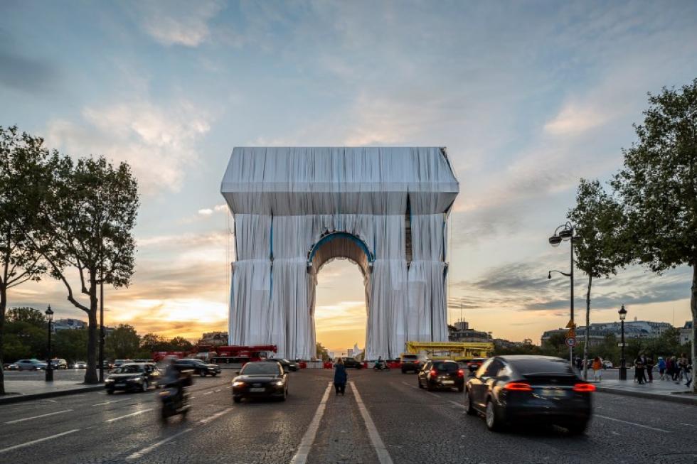 Halála után majdnem egy évvel létrejött Christo drámai “Becsomagolt Diadalív” installációja