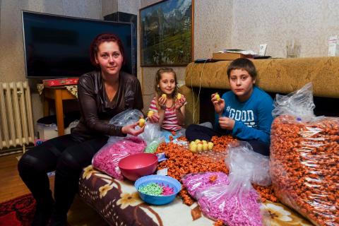 Éhbérért dolgoztatott erdélyi családok rakják össze a Kinder-tojásokat