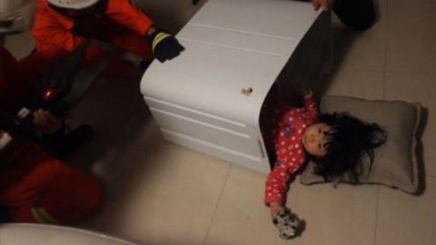 Mosógépbe szorult egy kétéves gyerek- videó a mentésről
