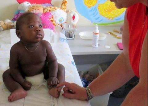Fél éves menekült babától tagadta meg védőoltást a magyar orvos