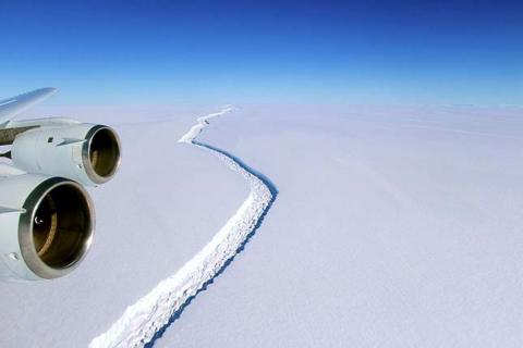 Antarktisz-félszigetéről hatalmas jéghegy készülődik leválni! – videó