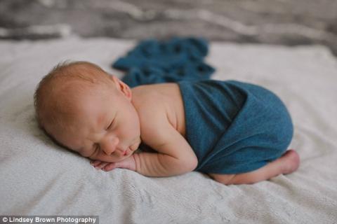 Szívfacsaró fotókat készíttettek 11 napig élt ikerbabájukról a szülők