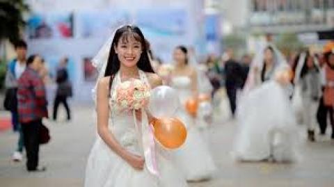 Kínai lányok 40 ezerért bérelnek pasit az újévi fesztiválra