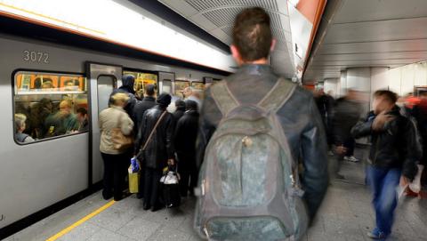 Fegyverrel hadonászó migránsok keltettek rémületet egy bécsi metróban