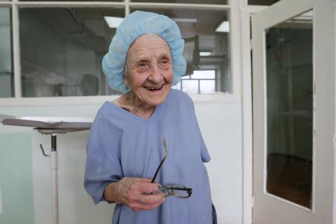 A világ legidősebb sebésze még 89 éves korában is operál