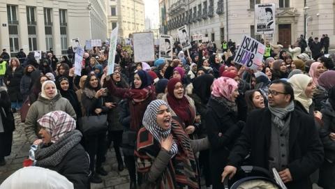 Muszlimok ezrei tüntettek a burka betiltása ellen Bécsben