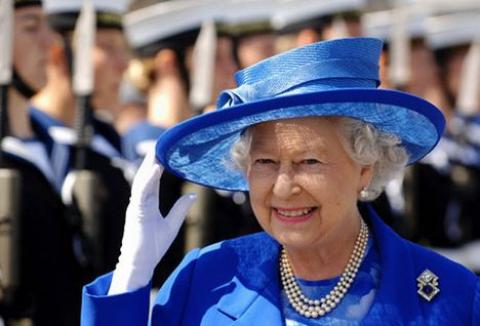 Hatvanöt éve uralkodik II. Erzsébet