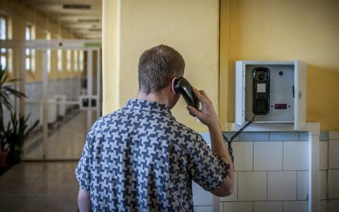 A börtönből verte át az embereket a telefonos csaló - tanulságos hanganyag (18+)