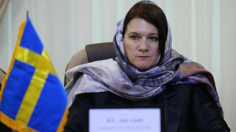 Svéd kormány tagjai hidzsábot és csadort viseltek az iráni vizit során