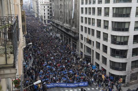 Migránsok befogadásáért tüntettek 160 ezren Barcelonában