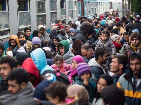 Migránsok tömegei miatt összeomolhat az osztrák szociális ellátó rendszer