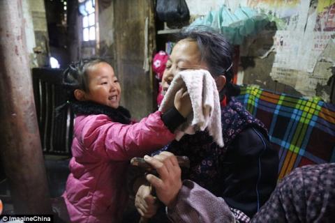 Szívszorító: 5 éves kínai kislány egyedül látja el a dédijét és a nagyiját