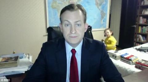 Kisgyerekei trollkodták szét a BBC szakértő bejelentkezését - videó