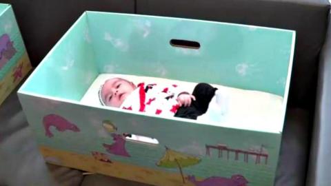 Kartondobozban altatás megvédheti a babákat a csecsemőhaláltól