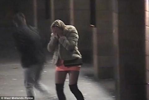 Migránsbanda törte össze a nő arcát az utcán – videó 18+